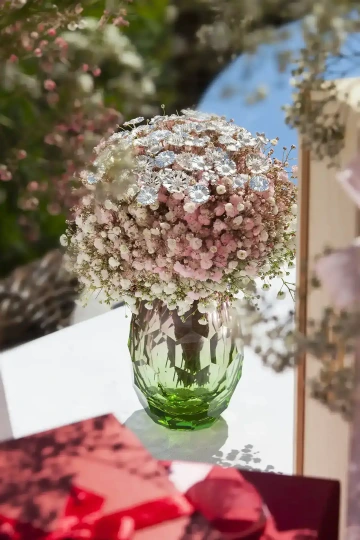 Velká svatební kytice ze stříbra ve váze