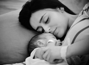 Spící žena s novorozencem