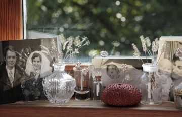 Stříbrné květiny GIYOU v různých vázičkách s fotkami mámy, babičky