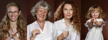 Máma, babička, dcera vnučka držící GIYOU květiny ze stříbra