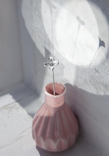 Kytice pomněnek ze stříbra pro svatební dar novomanželům