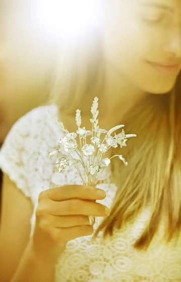 Žena držící kytici stříbrných květin GIYOU