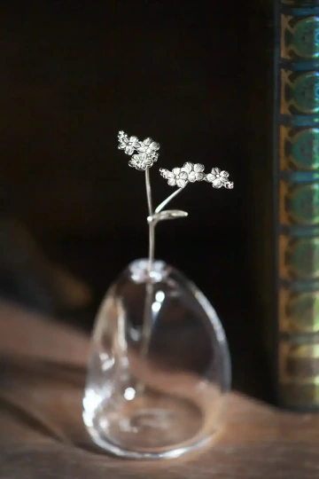 Stříbrná pomněnka ve skleněné váze k promoci dcery