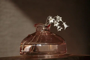 Květiny zvonků ze stříbra ve skleněné váze pro originální dekoraci