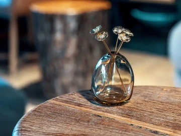 Kytice zlatých sedmikrásek ve skleněné japonské váze, dárek do nového bytu