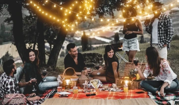 Kolaudační oslava, večírek mladých lidí na dece na zahradě