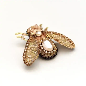 Brož mouchy ve zlaté barvě a s kamínky