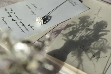 Stříbrná květina položená na svatebním poděkování, originální dárek pro svatební hosty