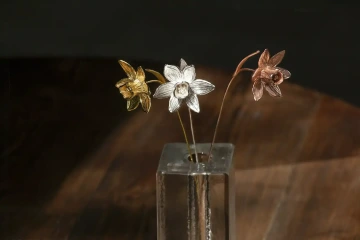 Kytice zlatých narcisů ve váze v GIYOU GARDEN, luxusní dárek z Prahy