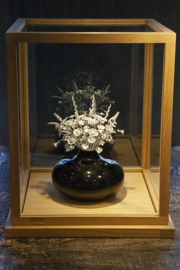 Prague bouquet with 80 silver flowers in a display case