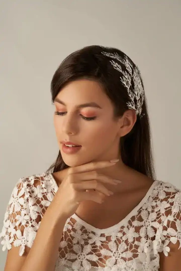 Žena s květinovým šperkem ve vlasech