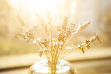 Šperkařská kytice Magic, 37 květin stříbra a zlata ve skleněné váze