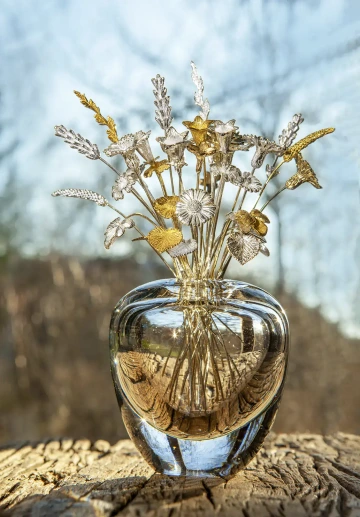 Kytice šperkařských květin ze stříbra a zlata ve váze