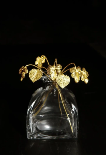 Kytice zlatých violek ve skleněné váze, květiny ze zlaté zahrady v Praze