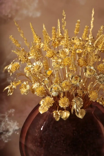Detail of GIYOU golden bouquet of 98 flowers of pure gold