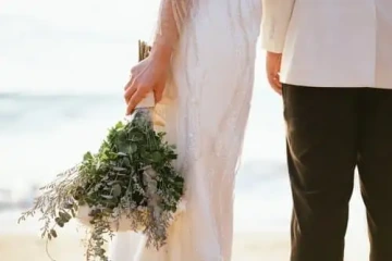 Žena drží v ruce kytici květin darovanou od muže