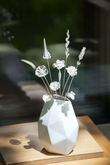 Stříbrné květiny ve váze obchodu, šperkařství GIYOU GARDEN na Jungmannově nám. v Praze