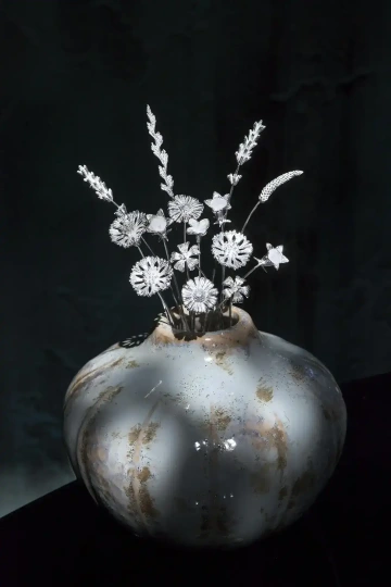 Kytice Meaning, patnáct květin ze stříbra ve váze, květinové šperky pro dárek a dekoraci