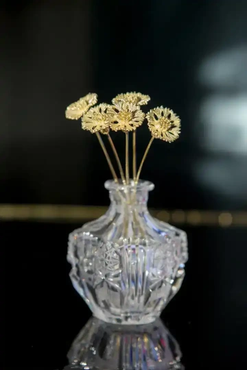Kytice chrp ze zlata ve skleněné váze