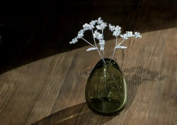 Stříbrná kytice pomněnek ze stříbra ve váze Sugahara