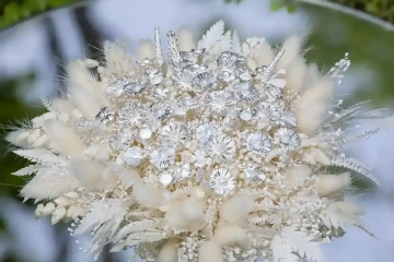 Svatební kytice ze stříbra s třiceti stříbrnými květinovými šperky