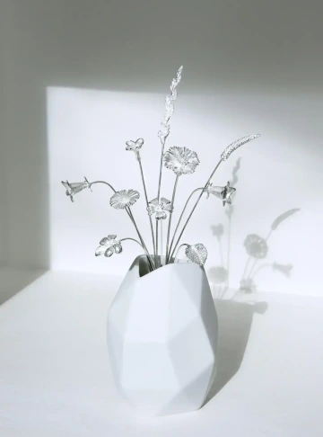 Kytice Sympathy, deset květin ze stříbra v bílé váze