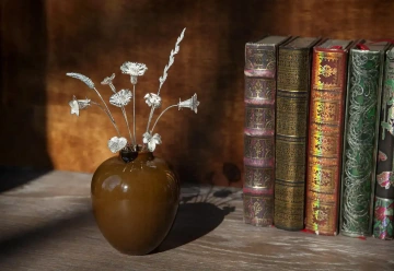 Šperkařská kytice Sympathy, deset květin ze stříbra, dekorace ve váze v knihovně