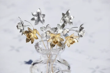 Christmas bouquet of silver and gold daffodils GIYOU
