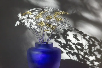 Kytice stříbrných a zlatých pomněnek, originální šperky v modré váze