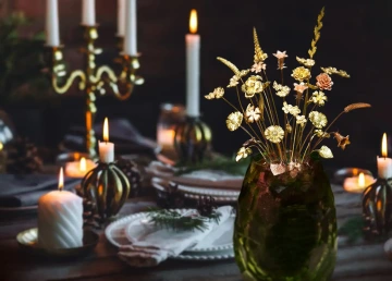 Vánoční kytice 30 květin ze zlata ve váze na stole, luxusní vánoční dekorace