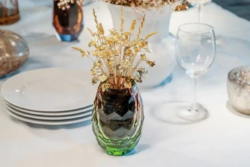 Vánoční kytice ze zlatých květin ve váze na vánočním stole, luxusní vánoční dekorace