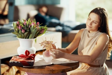 A beautiful woman wiht gifted golden flowers in a vase from Prague jewellery store GIYOU GARDEN