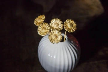 Kytice zlatých sedmikrásek GIYOU v bílé váze, luxusní dárek pro maminku