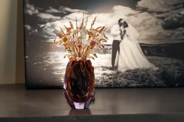 Velká kytice květin ze zlata v křišťálové váze se svatební fotkou, luxusní svatební dar