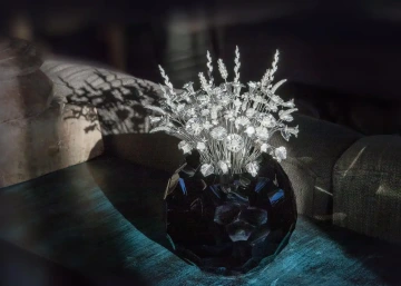 Velká kytice stříbrných květin v černé váze, dárek po obchodní partnery