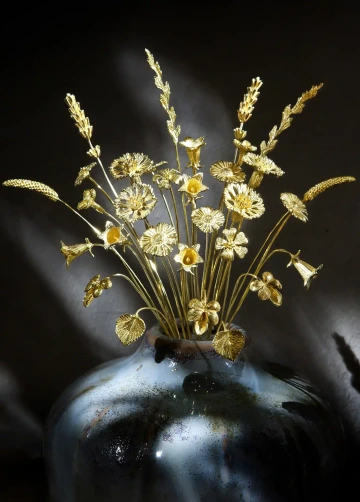 GIYOU gold bouquet in a vase for a luxury corporate gift