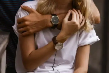 Mužské a ženské ruce s hodinkami, dárek k 15. výročí svatby