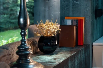 Dekorace luxusního domu velkou zlatou kyticí ve váze