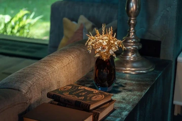 Velká kytice zlatých květin GIYOU ve váze u knih, luxusní dárek pro ženu ze šperkařství v Praze