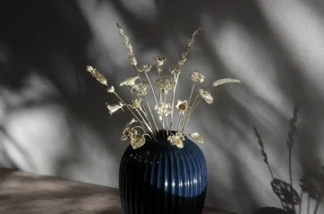 Kytice zlatých květin, ve váze, dárek po obchodní partnery