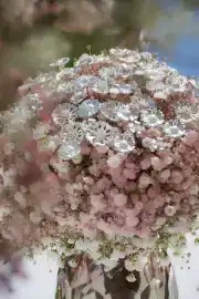 Luxusní svatební kytice ze stříbrných květin a růžových květin