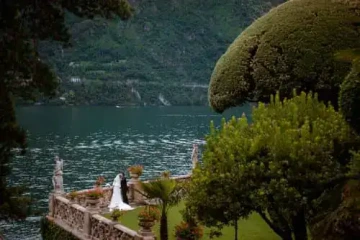 Ženich a nevěsta v objetí, v zahradě u jezera