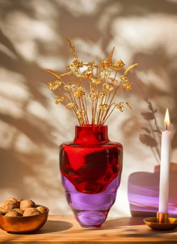 Vánoční kytice zlatých květin v červené designové váze, luxusní vánoční dekorace