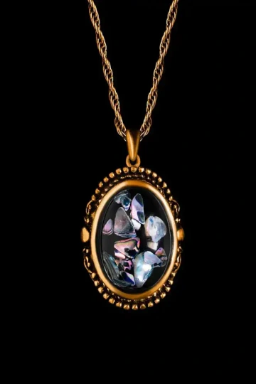 Zlatý medailon na řetízku, dárek k Valentýnu