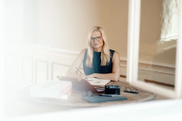 Milada Bláhová, designérka Giyou kreslí nové druhy květin u stolu