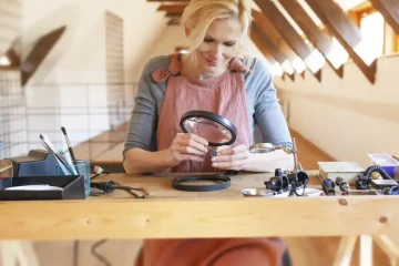 GIYOU designer working on model of flower