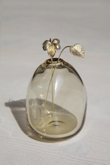 Skleněná váza Sugahara s fialkou a lístkem fialky ze zlata