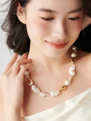 Mladá žena s náhrdelníkem z barokních perel