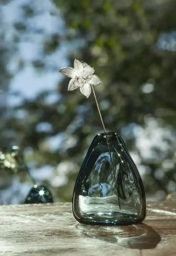 Narcis, šperkařská květina ze stříbra v japonské váze