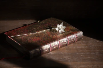 GIYOU stříbrný narcis ležící na diáři pro firemní dárek k vánocům